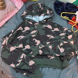 kids cropped camo hoodie